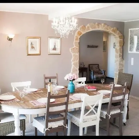Les Deux Cypres Villa