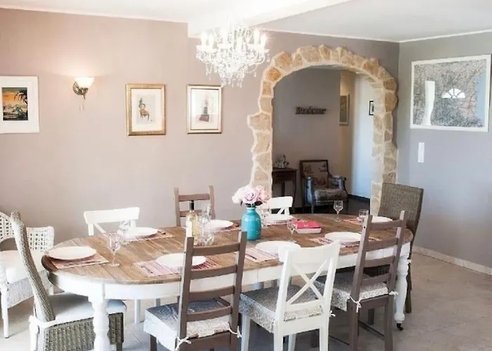 Les Deux Cypres וילה